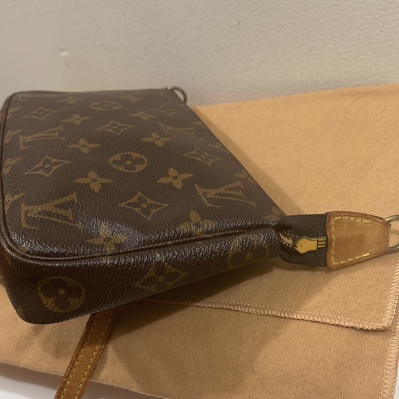 💥Authentic Vintage LV Monogram Pochette Crossbody Bag💥 - Picture 14 of 17